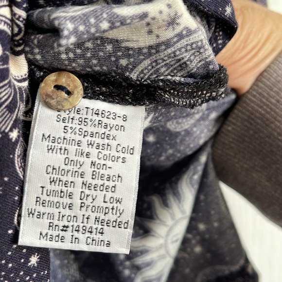 Johnny was xxl navy and white. Beautiful pattern. - Picture 3 of 4